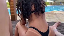 Morena sentando na pica depois da piscina