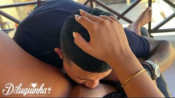 Cliente safada dá em cima do tatuador e leva chupada na buceta