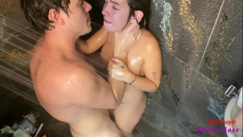 Fodendo a namorada gostosa do redetub no banho debaixo do chuveiro