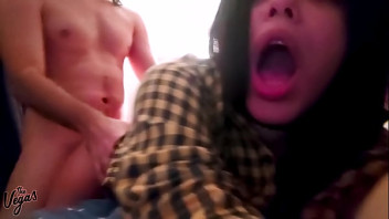 Prima gostosa geme de bruços enquanto leva rola na xereca apertada