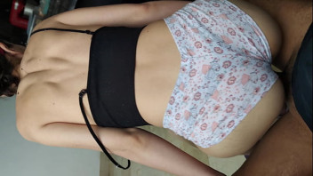 Magrinha sentando gostoso de shortinho do pijama